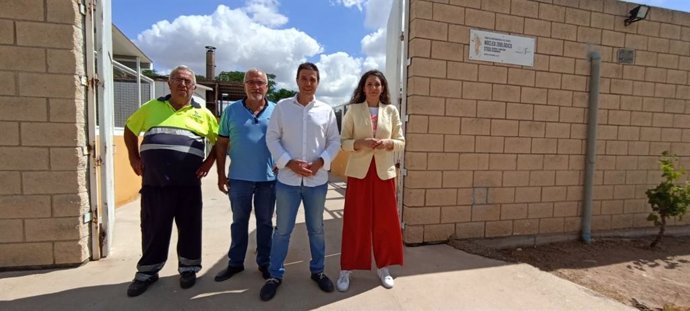 Visita de Ildefonso Ruiz a las instalaciones de recogida de animales