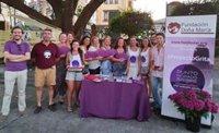 Fundación Doña María instala un 'punto morado' sobre agresiones sexuales en la Velá de Santa Ana en Sevilla