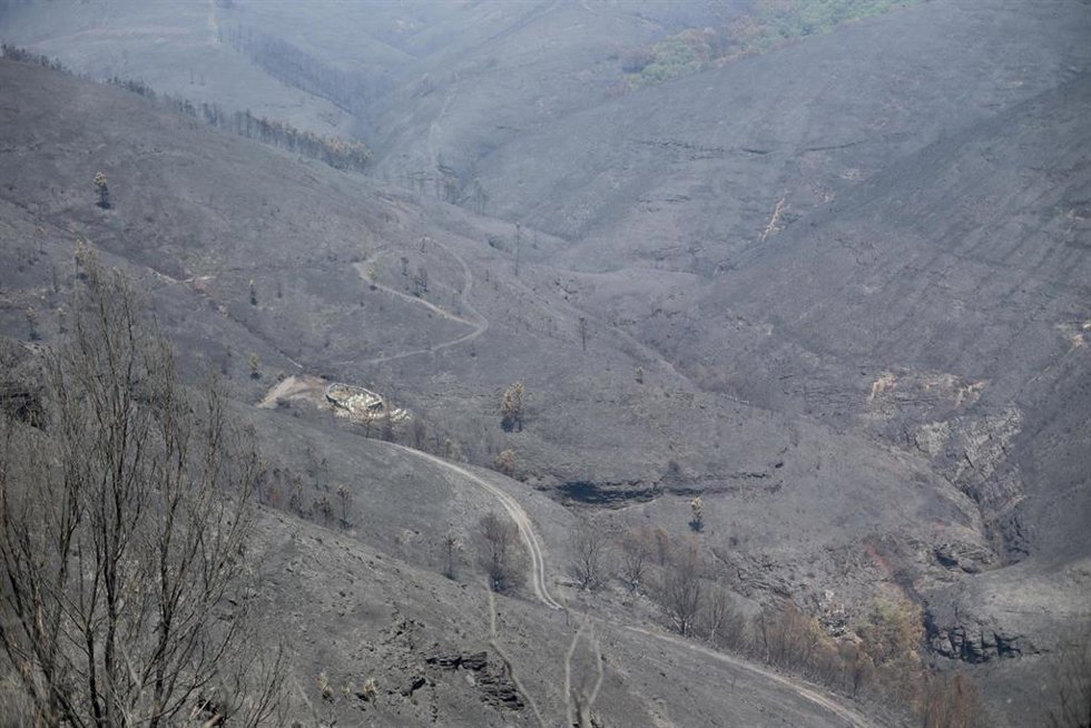 Vista general de la zona afectada por el fuego de Folgoso do Courel, a 20 de julio de 2022, en Folgoso do Courel, Lugo, Galicia (España). La Consellería de Medio Rural ha elevado a más 1.400 los desalojados por incendios en 80 núcleos en los fuegos que