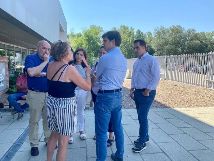 El presidente del PP-Zaragoza, Ramón Celma, el alcalde de Calatayud, José Manuel Aranda, y la portavoz del PP en la DPZ, Iluminada Ustero, conversan con una vecina de Moros.