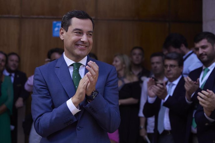 El candidato ya investido, Juanma Moreno, saluda tras la segunda jornada del debate de investidura del presidente de la Junta de Andalucía de la XII legislatura en el Parlamento de Andalucía, a 21 de julio de 2022 en Sevilla (Andalucía, España)