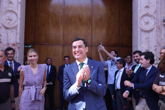 Juanma Moreno, en la puerta principal del salón de Pleno del Parlamento andaluz tras ser investido presidente de la XII legislatura