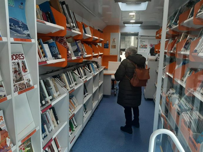 Archivo - Un usuario en el interior de un vehículo adaptado como biblioteca.