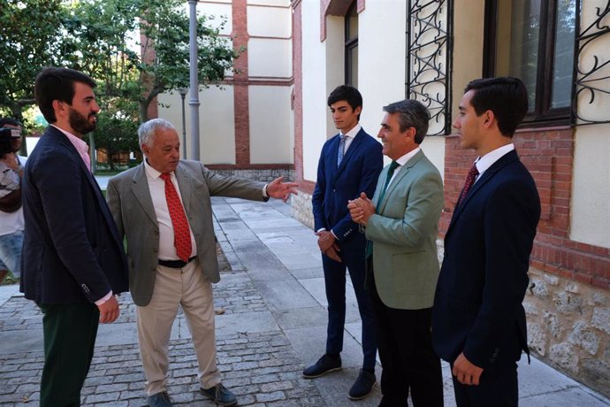 El vicepresidente de la Junta de Castilla y León, Juan García-Gallardo, y el consejero de Cultura, Turismo y Deporte, Gonzalo Santonja, charlan con el ganadero Victorino Martín y los novilleros finalistas del concurso que organiza la Junta.