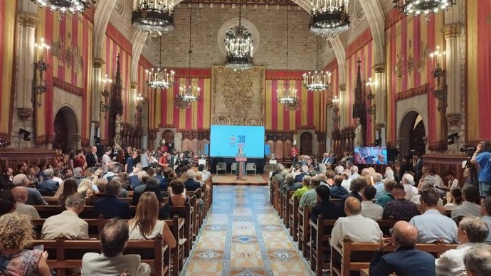 La alcaldesa Ada Colau preside el acto de celebración del 30 aniversario de Barcelona'92 en el Saló de Cent