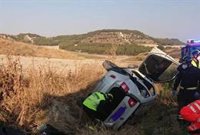 Bomberos asisten a una mujer que quedó atrapada en un vehículo volcado entre Arroyo y Ciguñuela (Valladolid)