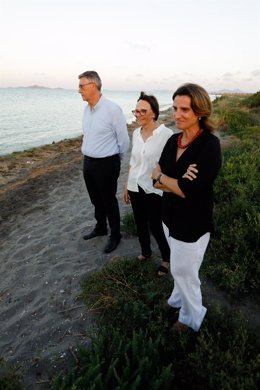 La vicepresidenta Teresa Ribera junto con Paca Baraza y Mario Urrea han visitado Murcia para presentar las actividades de restauración en el entorno del Mar Menor. En la imagen, la rambla del Albujón en el Carmolí