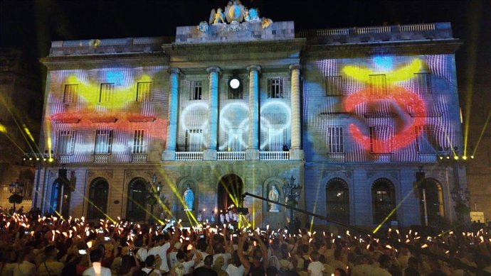 Celebración de los 30 años de Barcelona'92 con un 'mapping' en la fachada del Ayuntamiento