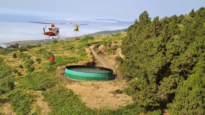 Helicópteros cargan agua para extinguir el incendio de Los Realejos