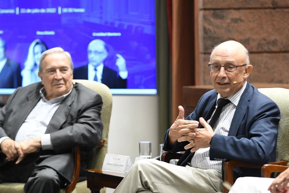 Los exministros Jerónimo Saavedra y Cristóbal Montoro en una conferencia sobre el REF celebrada en el Parlamento de Canarias