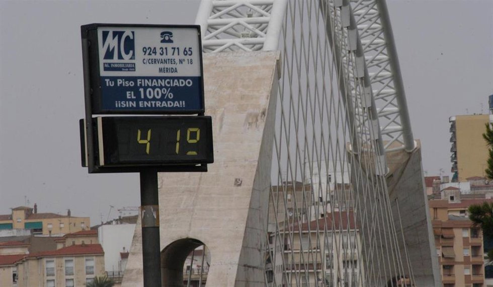 Archivo - Termómetro marcando altas temperaturas en verano, calor
