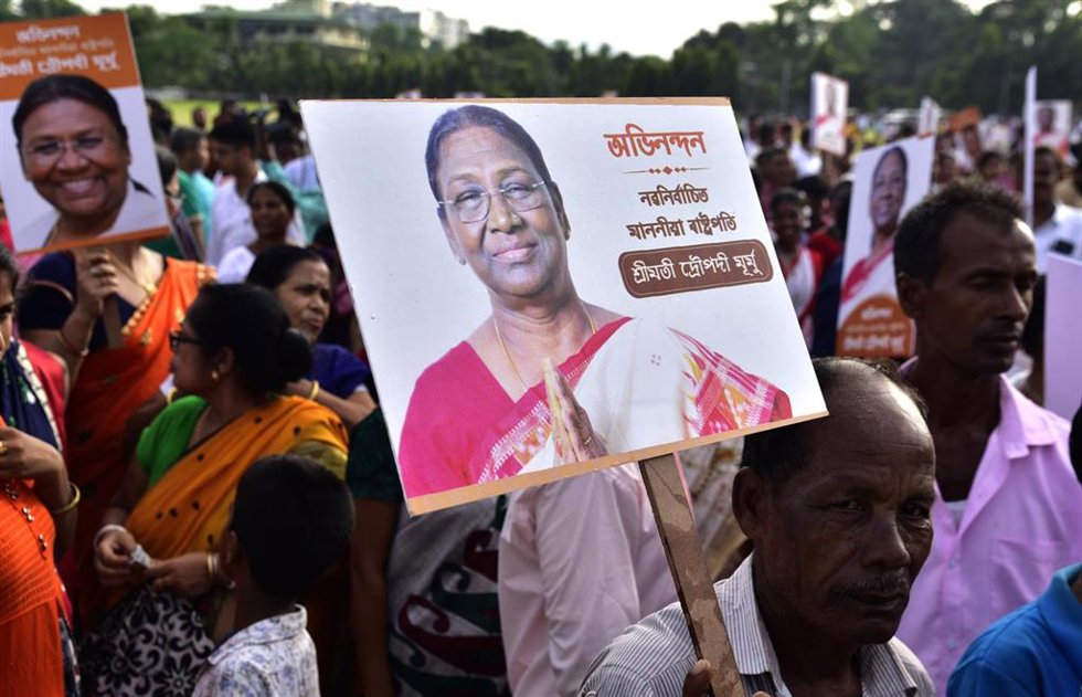21 de julio de 2022: Simpatizantes del Partido Bharatiya Janata (BJP) celebran después de que la candidata presidencial de la Alianza Democrática Nacional (NDA), Draupadi Murmu, obtuviera la mayoría de los votos para convertirse en presidenta de India