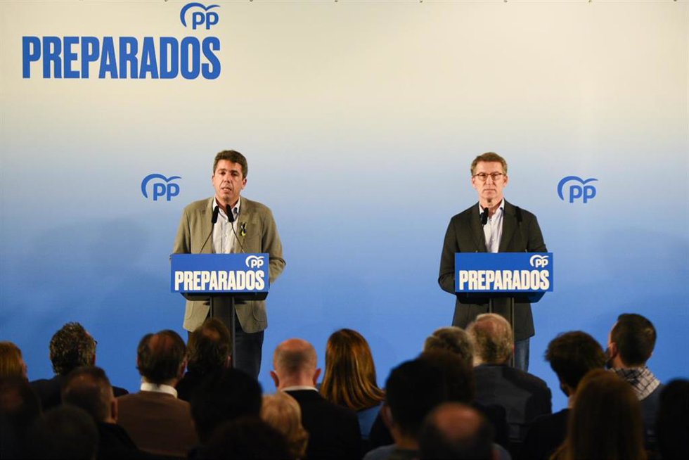 Archivo - El presidente de la Xunta, y precandidato a la Presidencia del Partido Popular, Alberto Núñez Feijóo (d), y el presidente del PPCV, Carlos Mazón, comparecen en un encuentro con simpatizantes del partido, en el MuVIM - Museo Valenciano de la Il