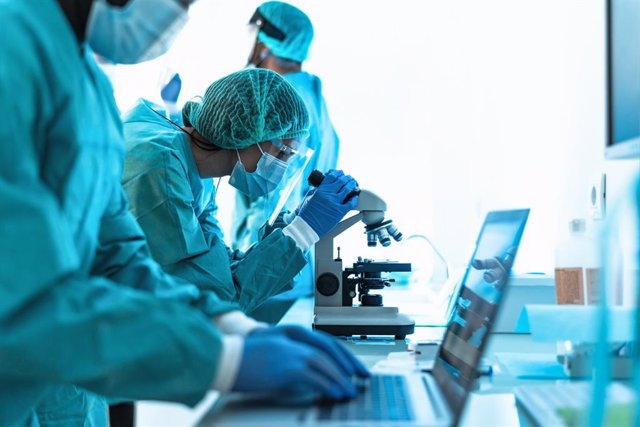 Científicos investigando una vacuna.