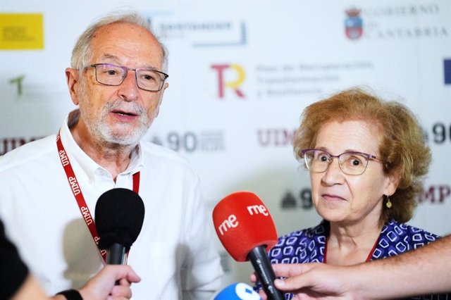 Los virólogos Luis Enjuanes y Margarita del Val en la Universidad Internacional Menéndez Pelayo (UIMP)