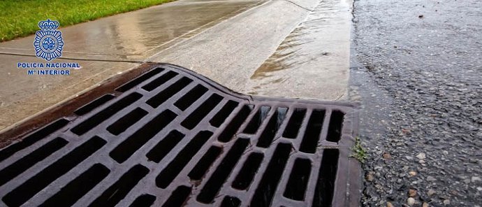 El detenido al observar a la patrulla policial intento deshacerse de la droga, arrojándola al interior de una alcantarilla