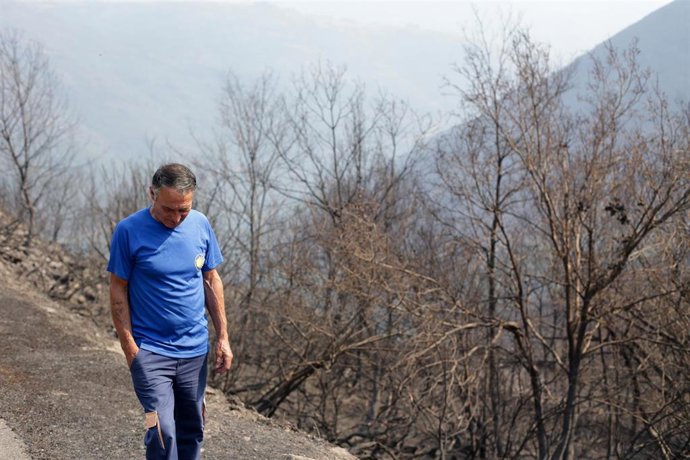Un hombre camina por la zona afectada por el fuego de Folgoso do Courel, a 20 de julio de 2022, en Folgoso do Courel, Lugo, Galicia (España). La Consellería de Medio Rural ha elevado a más 1.400 los desalojados por incendios en 80 núcleos en los fuegos 
