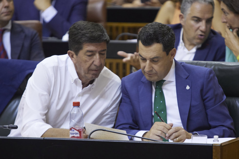 El presidente en funciones de la Junta de Andalucía, Juanma Moreno, (d) junto al vicepresidente de la Junta de Andalucía, Juan Marín, (i) durante la segunda jornada del debate de investidura. A 21 de julio de 2022 en Sevilla (Andalucía, España)