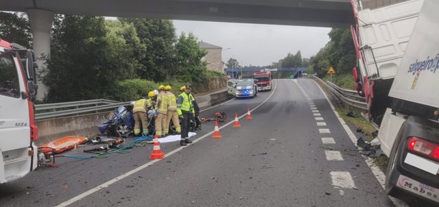 Muere un hombre de 49 años al chocar su coche contra un camión en Cervo