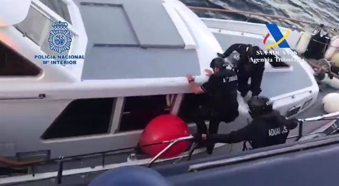 Agentes abordando el barco cargado de droga.