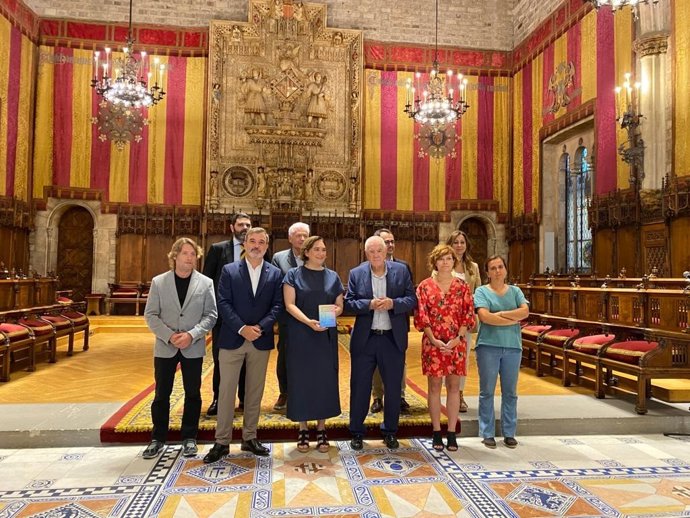 La alcaldesa Ada Colau presenta el acuerdo'Compromiso Bess para el Bess y el Maresme' junto a representantes de los grupos municipales en el Saló de Cent