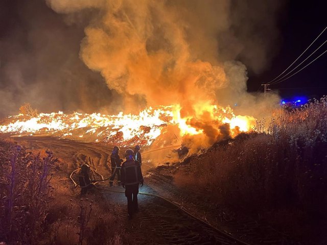 Bomberos de 112 Comunidad de Madrid sofocan un incendio en Guadalix de la Sierra, Madrid