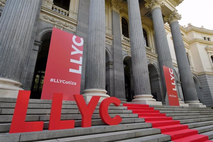 Archivo - El palacio de la Bolsa decorado con el logo de LLYC el día de su debut en BME Growth.
