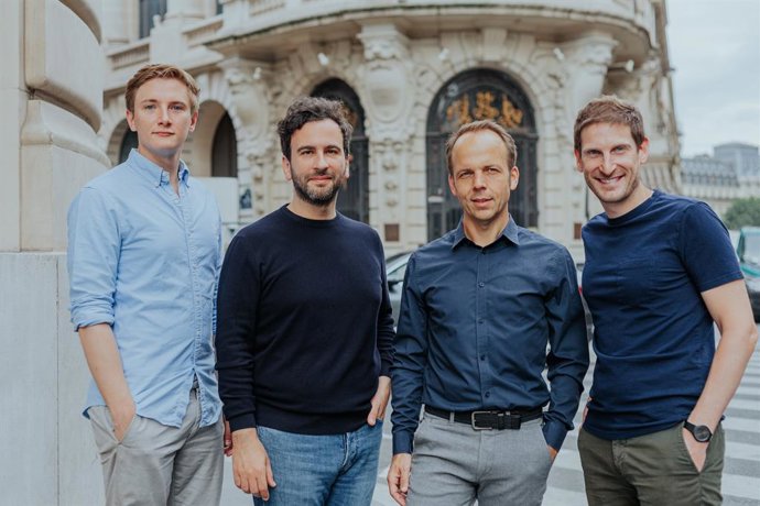 De izquierda a derecha: Lukas Zrner, cofundador de Penta, Steve Anavi, cofundador de Qonto, Markus Pertlwieser, director general de Penta, y Alexandre Prot, cofundador de Qonto.