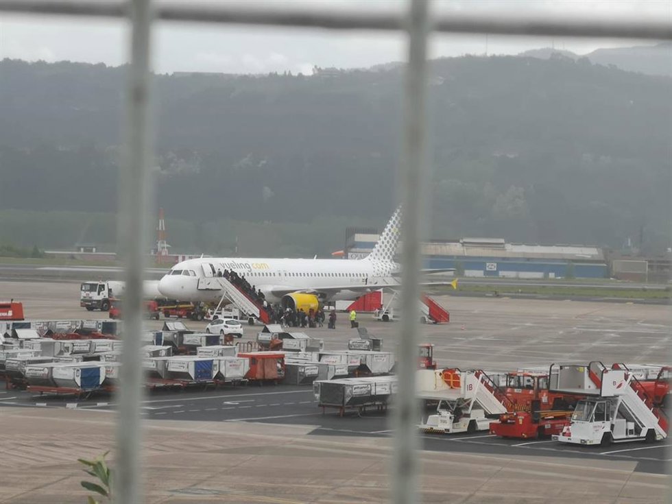 Archivo - Avión en el aeropuerto de Loiu