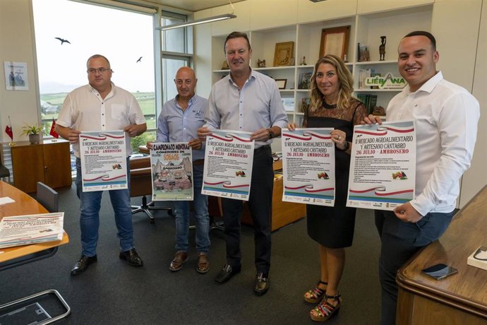 El Consejero De Desarrollo Rural, Guillermo Blanco, Presenta, Junto Al Alcalde De Bárcena De Cicero, Gumersindo Ranero, El Cartel Del II Mercado Agroalimentario Y Artesano Cántabro De Ambrosero