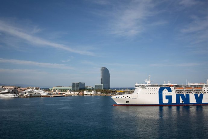 Archivo - Un creuer entra a la terminal de creuers del Port de Barcelona