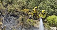 Casi una treintena de bomberos forestales sigue trabajando en la extinción del incendio en la Sierra de Mijas