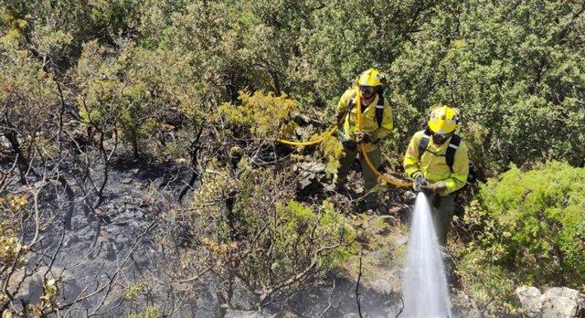 Bomberos forestales del Infoca continúa con su trabajo para dar por extinguido el incendio forestal declarado hace una semana en la Sierra de Mijas y que afectó también a Alhaurín de la Torre y Alhaurín el Grande.