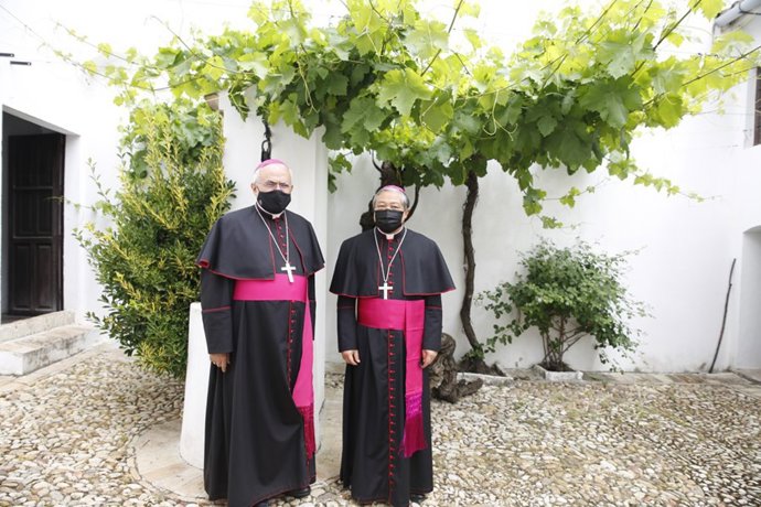 Archivo - El obispo de Córdoba, Demetrio Fernández, y el nuncio del Papa en España, Bernardito Azua, en la casa de San Juan de Ávila en Montilla en mayo de 2021.