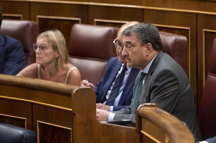 El portavoz del PNV en el Congreso, Aitor Esteban, durante una sesión extraordinaria en el Congreso de los Diputados, a 13 de julio de 2022, en Madrid