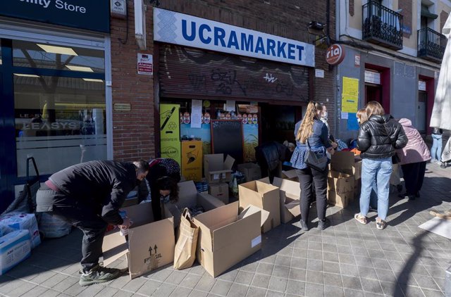 Archivo - Varias personas colaboran en la recogida de productos para mandar a Ucrania en el comercio Ucramarket.