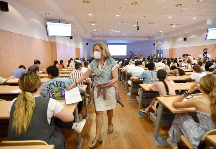 Alumnos realizando un examen de la PEvAU en la UCO.