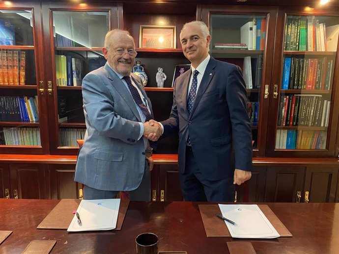 Mnuel Rodríguez y José Lino Compesaña durante la firma del convenio.