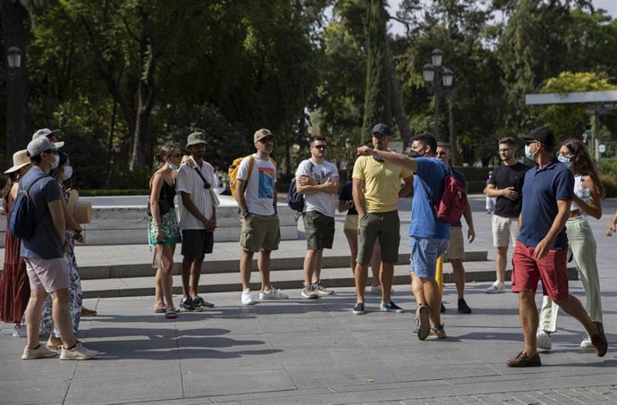 Archivo - Un grupo de turistas durante una visita guiada