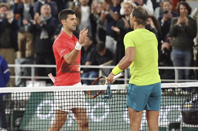 Archivo - Novak Djokovic y Rafa Nadal en Roland Garros 2022. 