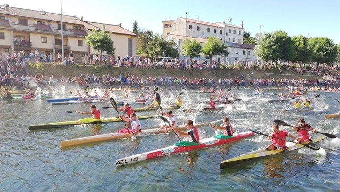 Descenso del Carrión en Piragua en Velilla (Palencia). Archivo.