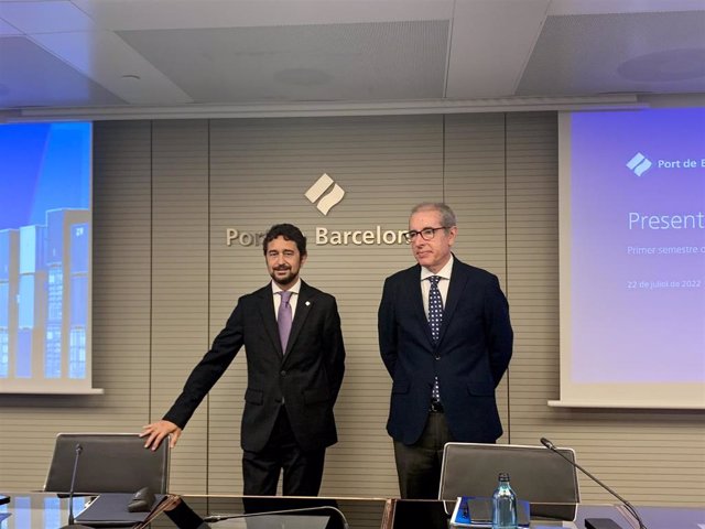 El Port de Barcelona mueve 36,3 millones de toneladas hasta junio, batiendo su récord El presidente del Port de Barcelona, Damià Calvet, y el director general, José Alberto Carbonell, este viernes