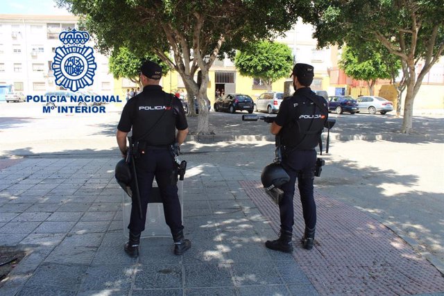 Agentes de la Policía Nacional en Almería