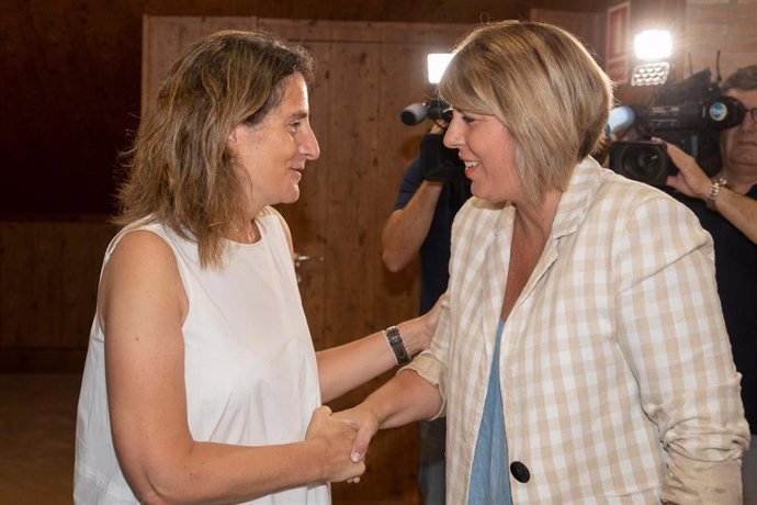 La ministra para la Transición Ecológica y el Reto Demográfico, Teresa Ribera,  saluda a la acladesa de Cartagena, Noelia Arroyo, momentos antes de la reunión con municipios ribereños del Mar Menor en Los Alcázares