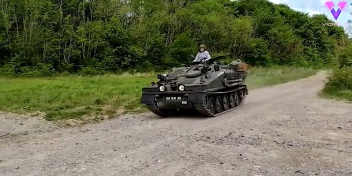 Este hombre conduce un tanque... ¡Para ir a hacer la compra!