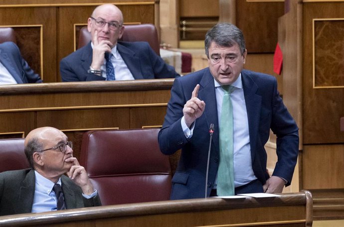 Archivo - El portavoz del PNV en el Congreso de los Diputados, Aitor Esteban, interviene en una sesión plenaria, en el Congreso de los Diputados