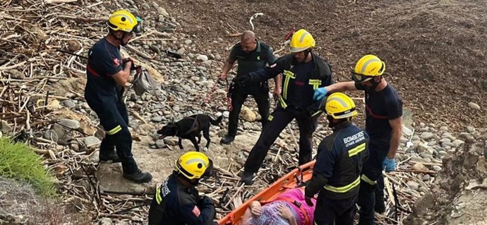 Bomberos y Guardia Civil evacuan a la mujer herida en la caida en San Juan de los Terreros, en Pulpí (Almería)