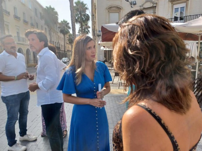 La portavoz adjunta del PSOE-A en el Parlamento andaluz María Márquez, en una atención a medios en Huelva.