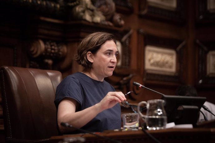La alcaldesa de Barcelona, Ada Colau, durante la sesión plenaria de este viernes en el Ayuntamiento
