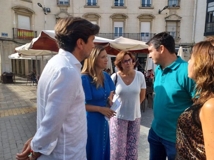 La portavoz adjunta del Grupo Parlamentario Socialista y parlamentaria por Huelva, María Márquez, junto a socialistas onubenses.
